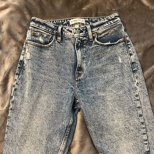 Abercrombie and Fitch Curve Love High Rise Mom Jeans! Size 25 waist/size 0